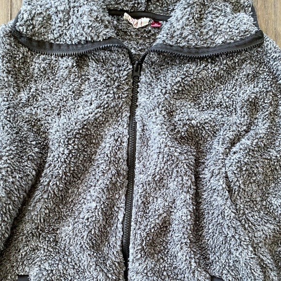 SO Fuzzy Zip Uo Sweatshirt - Picture 3 of 6